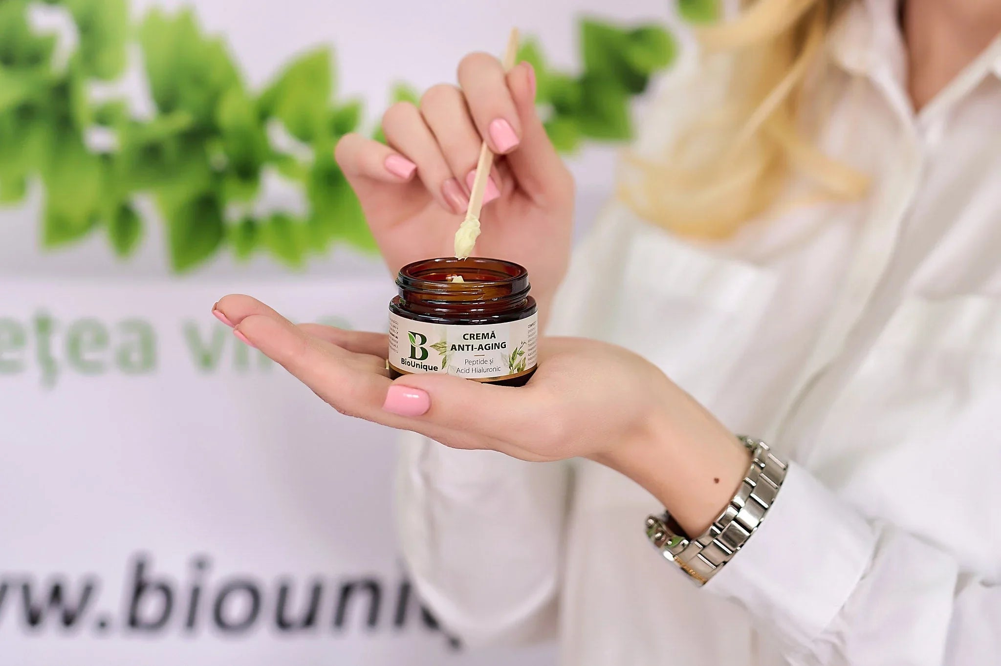 Cremă Anti-Age cu Peptide și Acid Hialuronic ce reduce ridurile și oferă hidratare pielii - BioUnique