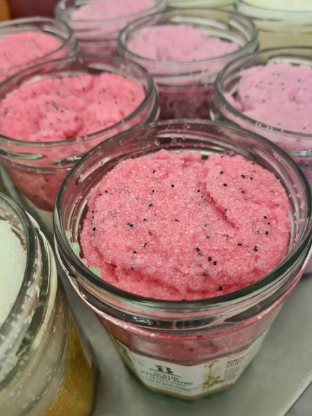 De ce ar trebui să introduci un scrub pentru corp în rutina ta de îngrijire a pielii